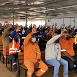 Sinal Vermelho: um X na palma da mão para pedir ajuda em silêncio