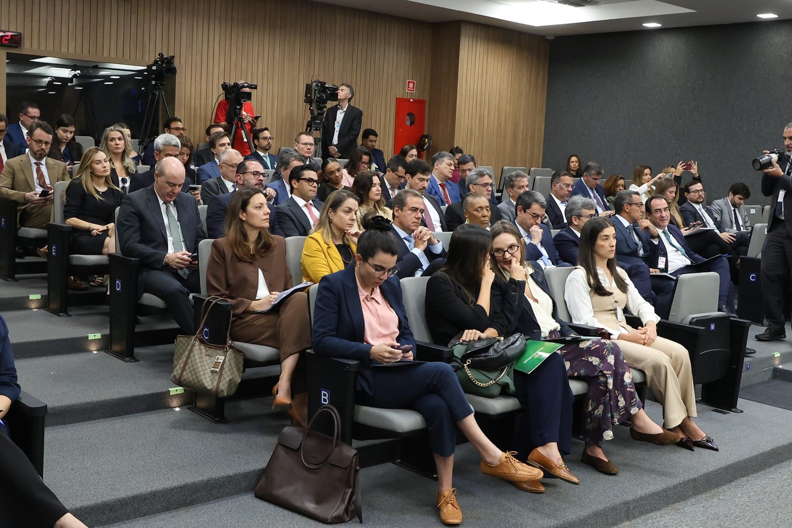Público e imprensa acompanham a sessão no Plenário do CNJ.