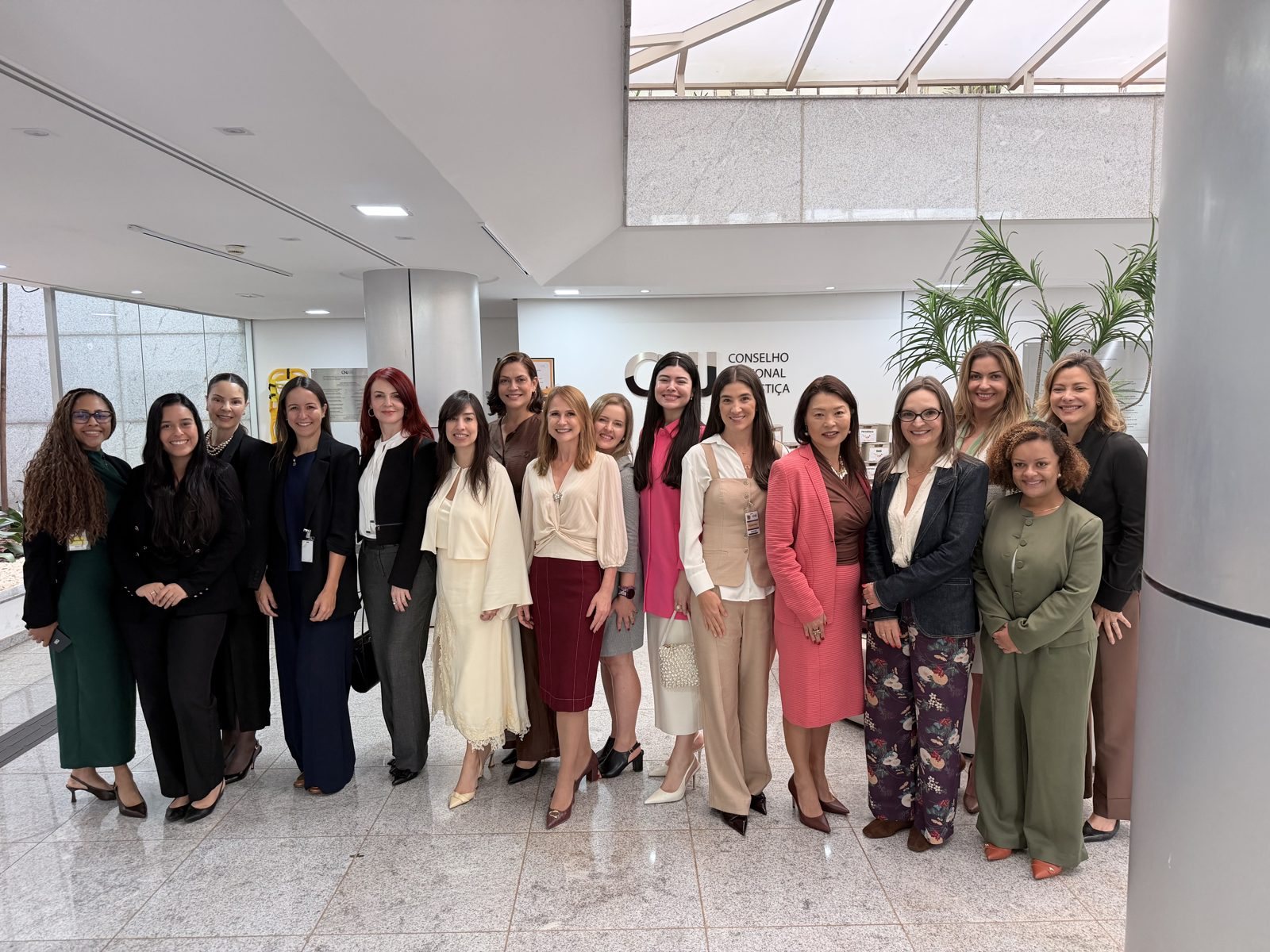Mulheres reunidas diante da identificação do Conselho Nacional de Justiça.