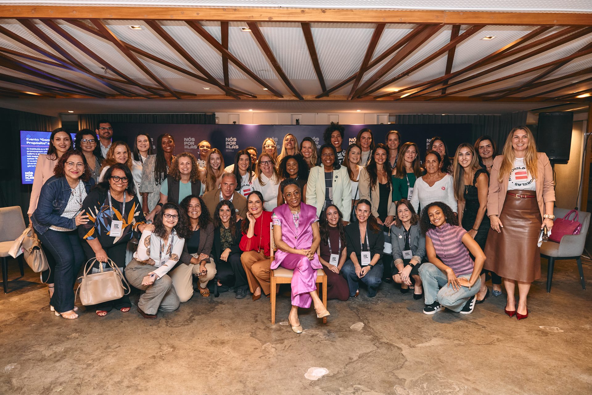 Grupo de mulheres em evento Nós Por Elas na Amazon