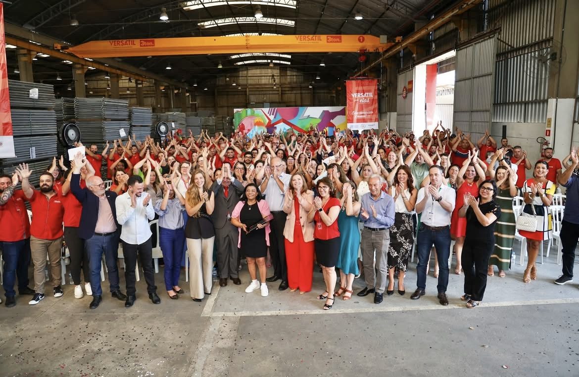 Equipe da Versátil celebrando a certificação